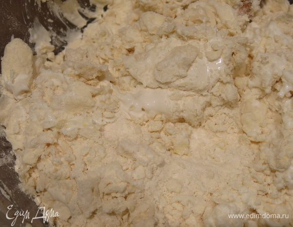 Кладем майонез сметанный ТМ «Слобода» и сметану.