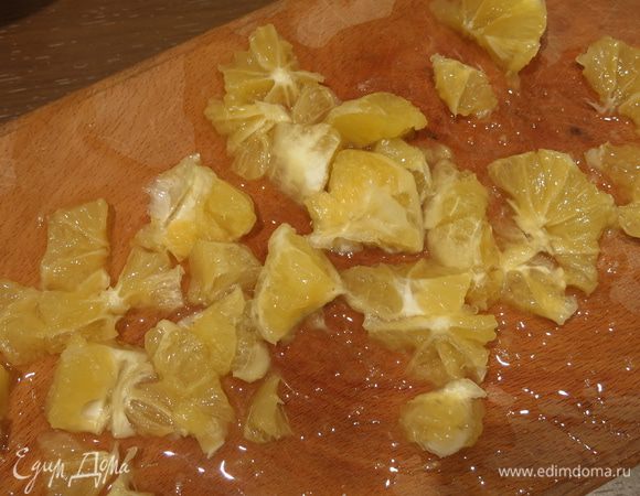 Нарезаем лимон без корочки, как я уже писала, любители горчинки лимона, кладут лимон с корочкой.