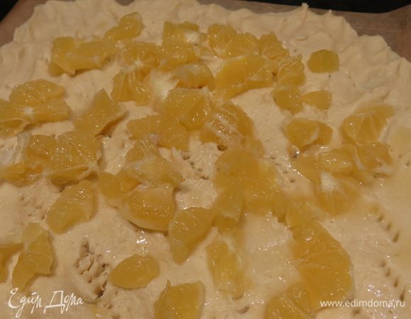 Выкладываем лимон на тесто.