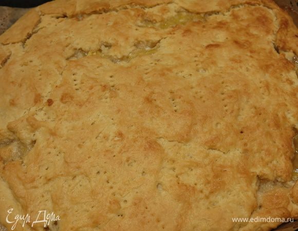 Закрываем пирог половиной теста, прокалываем вилкой и ставим при 180°С на 40 — 45 минут в духовку.