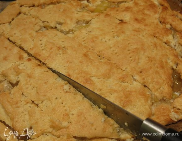 Нарезаем пирог горячим. Перед подачей посыпаем пудрой сахарной. Приятного аппетита!