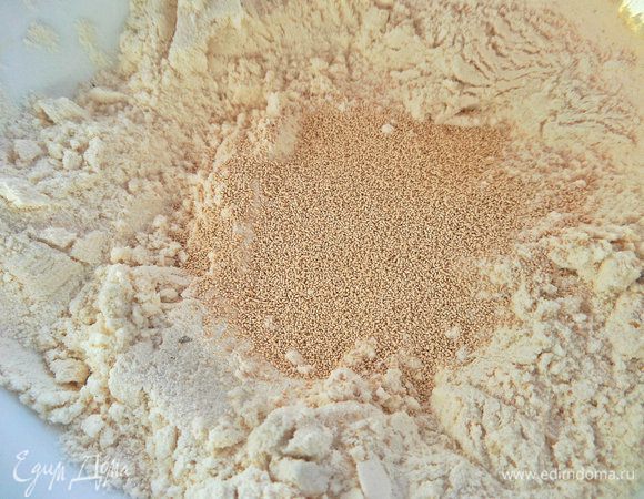 Смешиваем дрожжи с небольшим количеством муки, так написано на моей пачке дрожжей.