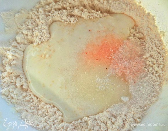 Добавляем кефир или простоквашу и соль, сахар.