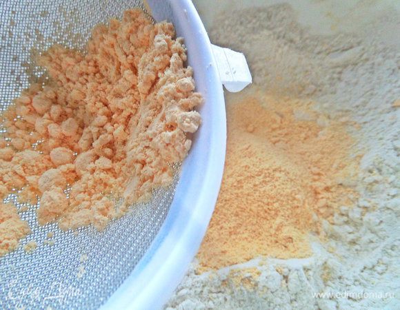 В основную муку вбиваем яйцо или яичным порошок, как у меня (его тоже просеять) — 1 ст. л. порошка заменяет 1 яйцо.