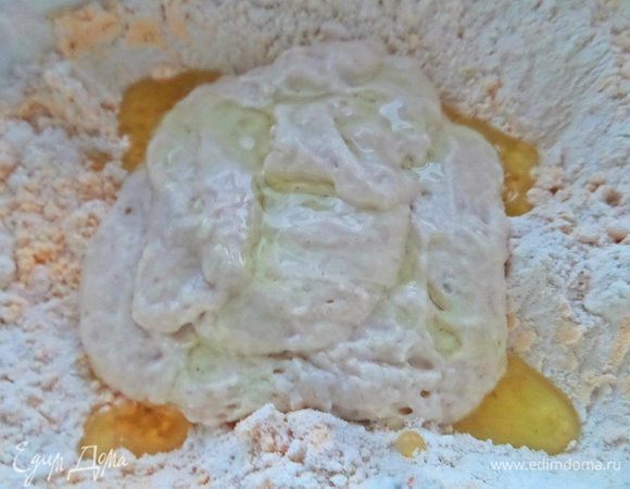 Влить масло.