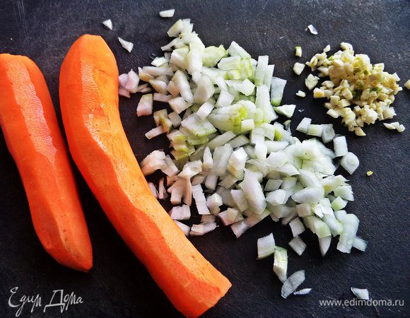 Пока тесто поднимается, готовим начинку.