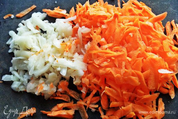 Морковь и кусочек патиссона крупно натереть, лук, чеснок измельчить.