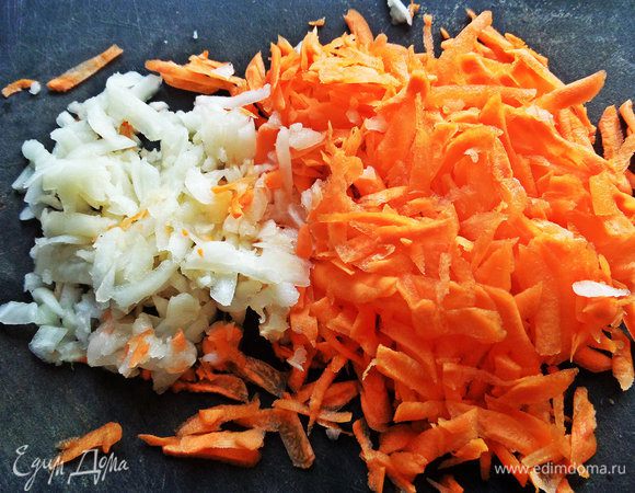 Морковь и кусочек патиссона крупно натереть, лук, чеснок измельчить.