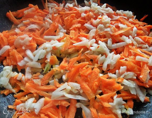 Пересыпать в сковороду с маслом. Немного потушить.