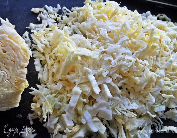 Капусту нашинковать.
