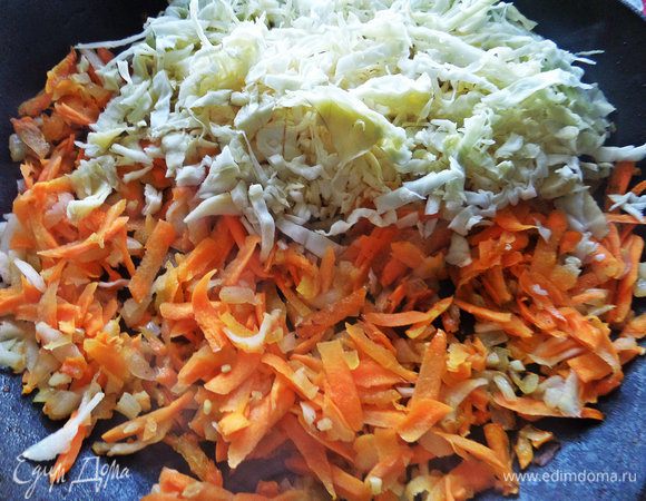 Жарить овощи, помешивая на среднем огне.