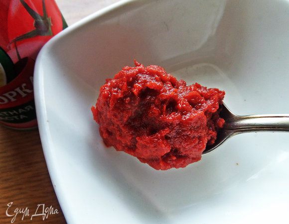 Развести в воде томатную пасту.