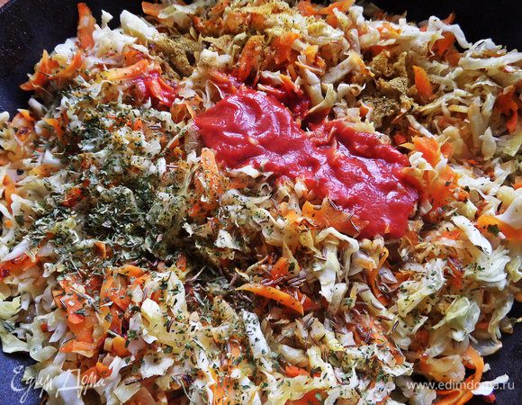 Перелить в сковороду, добавить специи.