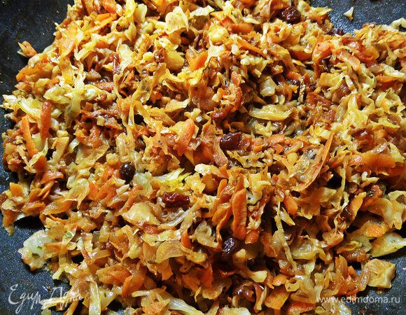 Тушить до готовности под крышкой на маленьком огне.