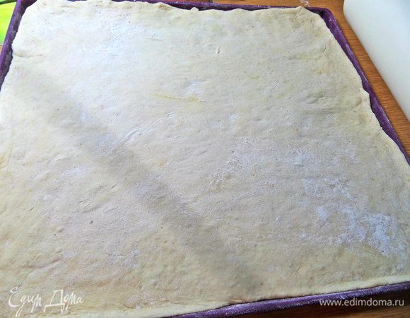 Раскатать в пласт тесто. У меня оно заняло весь силиконовый коврик 30х34 см.