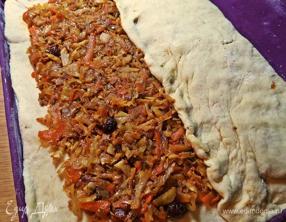 Накрыть третью часть к центру, прижать слегка. За идею формовки благодарю Олю В с другого сайта!