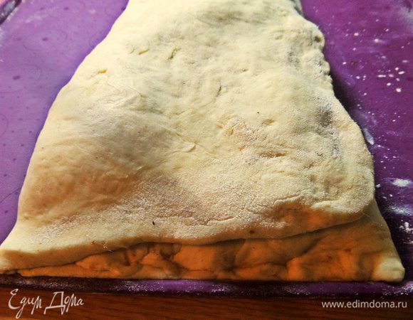 Прижать и спрятать край по длине пирога.