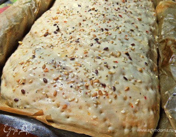 Наколоть верх вилкой, смазать сливками или яйцом, посыпать семечками.