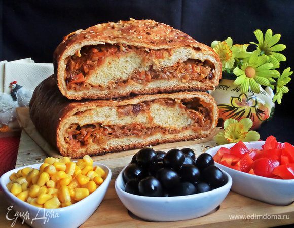 Угощаемся ароматным капустным пирожком. Вкусно со сладким чаем.