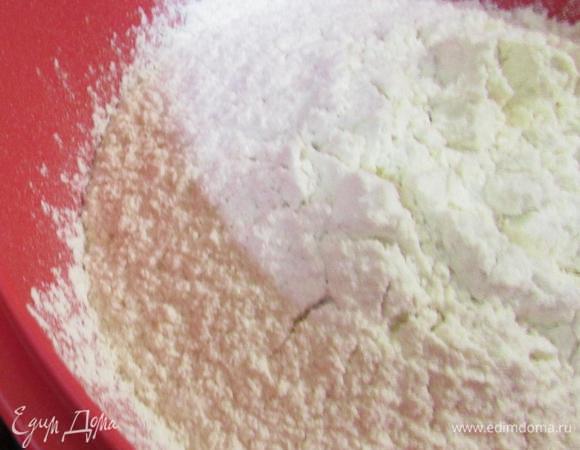 Приготовить тесто. Просеять муку. Может понадобится чуть больше или меньше.