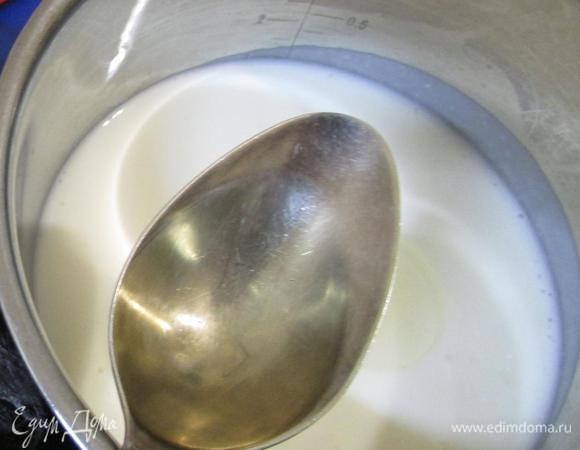 В сотейнике смешать кефир и подсолнечное масло. 
