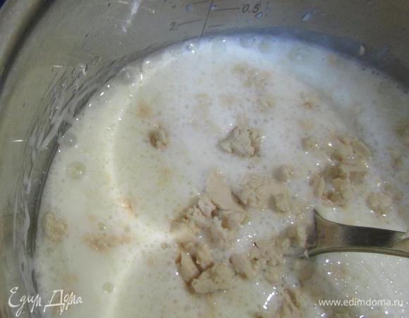  Добавить соль и распустить в теплом кефире дрожжи. 