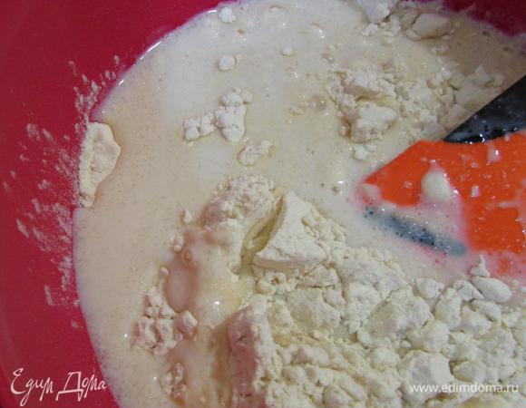 Постепенно ввести в муку (2,5 стакана) кефирно-дрожжевую смесь.