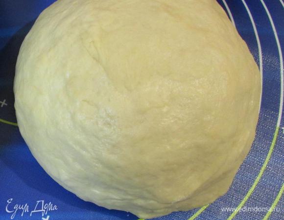 На разделочную поверхность насыпать остальную муку и замесить мягкое тесто. Тесто сформовать в шар. 