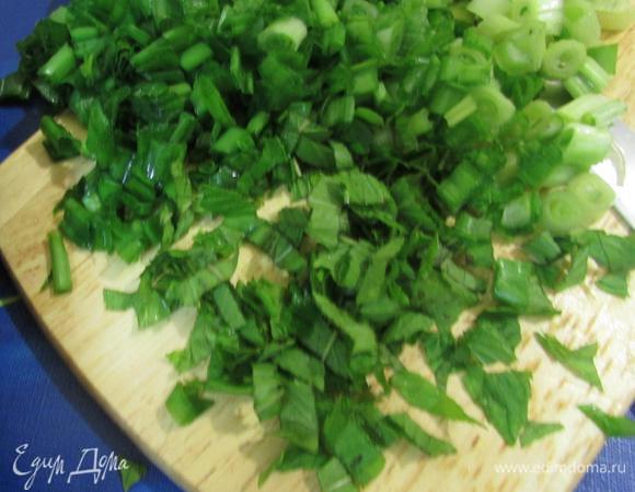 Листья мяты отделить от стеблей. Мелко нарезать листья и и зеленый лук.
