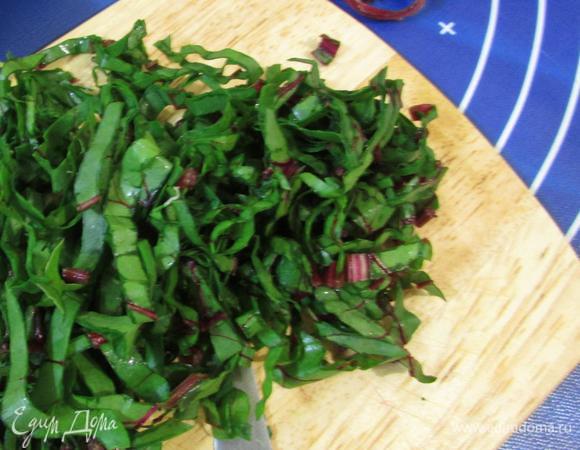 У листьев свеклы отрезать грубый черешок и мелко нарезать.