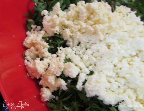 В миске смешать всю зелень и сыр. 