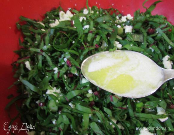 Сливочное масло растопить и добавить в начинку. Все хорошо перемешать. Начинку посолить и поперчить по вкусу.