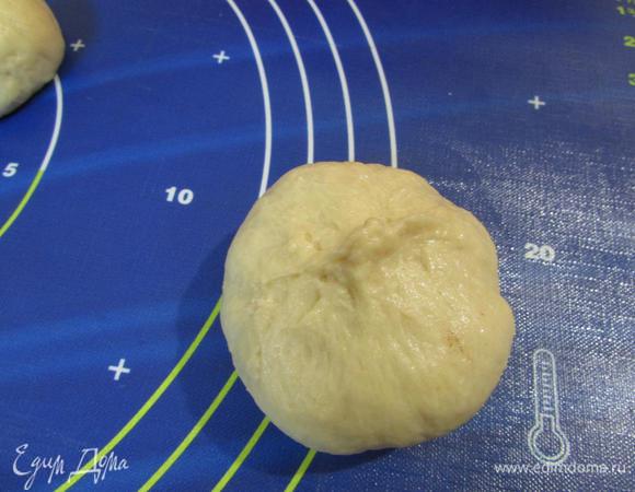 Лепешку собрать в комочек.