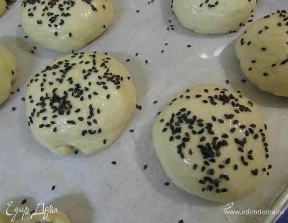 Сверху посыпать кунжутом. Булочки отправить в разогретую духовку до 180°С. Выпекать 12 — 15 минут, до золотистой корочки. Извлечь готовые булочки из духовки и дать остыть.