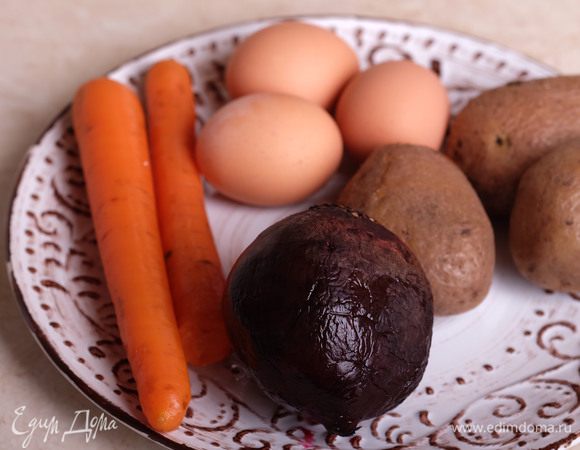 Овощи и яйца отварить.