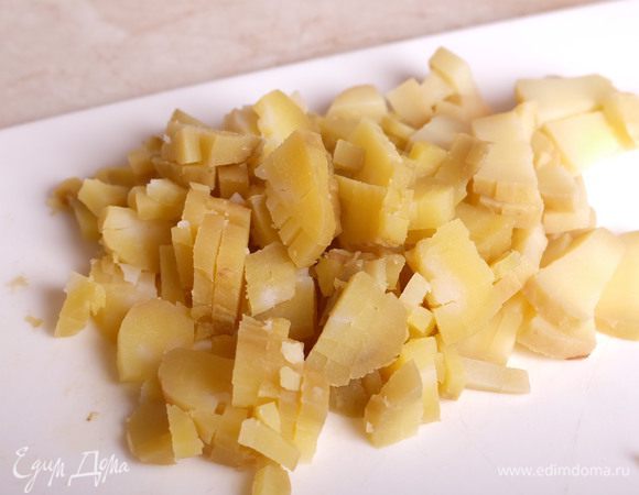 Картофель порезать мелким кубиком.