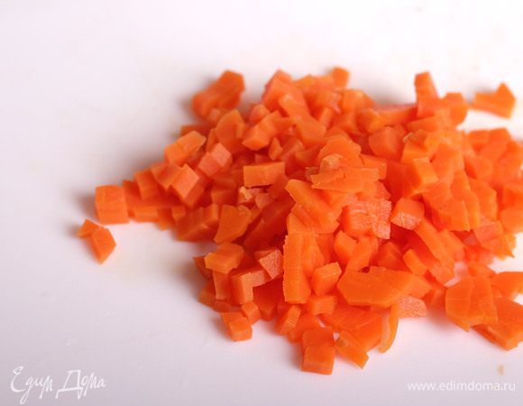 Морковь нарезать мелким кубиком.