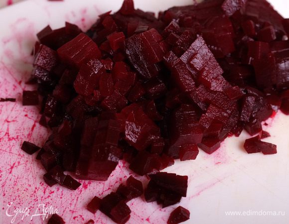 Свеклу нарезать мелким кубиком.