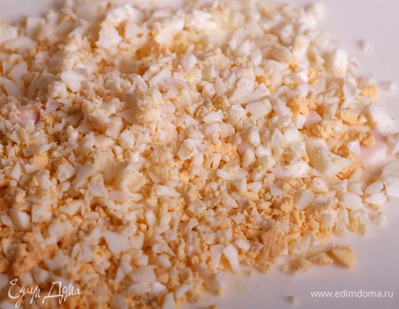 Яйца мелко порубить.