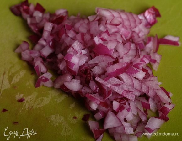 Лук мелко порезать.