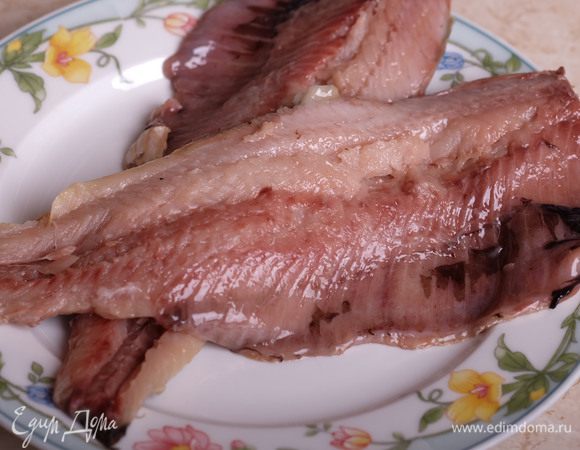 Сельдь почистить и порезать мелким кубиком.