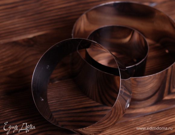 Для сборки салата потребуются 3 металлически кольца диаметром 16, 12 и 7 см.