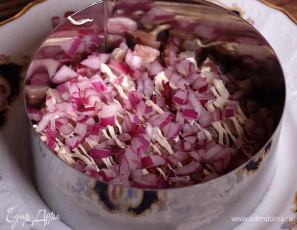 Сверху лук.