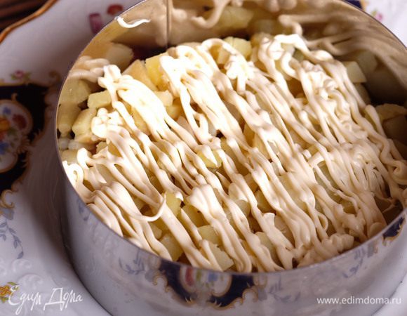 Далее картофель и майонез.