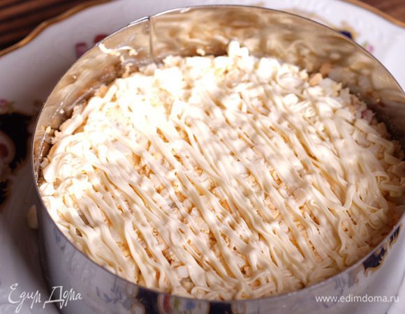 Далее яйца и майонез.