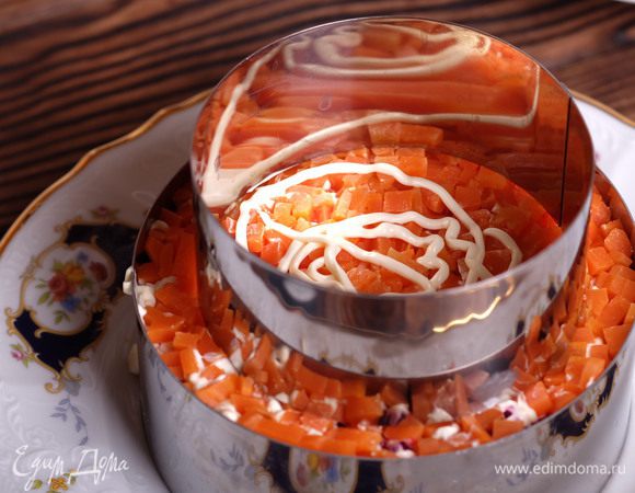 Заканчиваем нижний ярус морковкой. Далее ставим следующее кольцо.