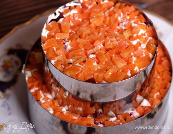 И собираем второй ярус салата в таком же порядке.