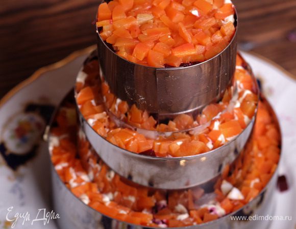 И заканчиваем сборку салата третьим ярусом в кольце наименьшего диаметра.