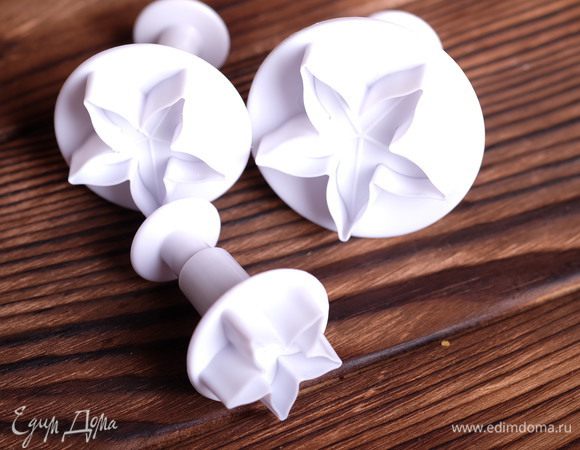 Для украшения используем плунжеры в виде цветочков.