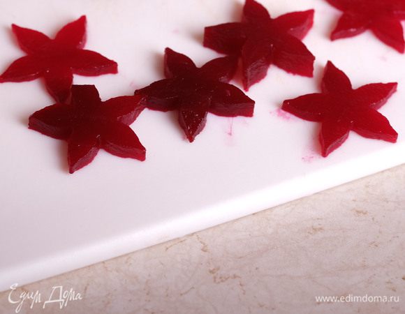 Получаются вот такие цветы из свеклы.